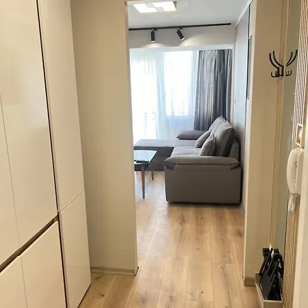 아파트 With Parking For Normal To Middle Sized Cars *