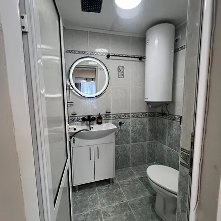 With Parking For Normal To Middle Sized Cars 아파트 바르나