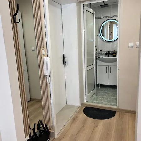 아파트 With Parking For Normal To Middle Sized Cars 바르나