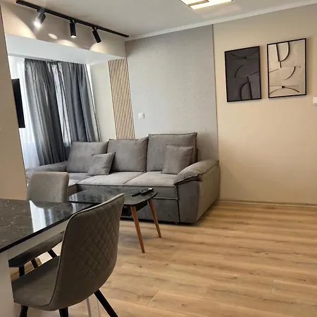 아파트 With Parking For Normal To Middle Sized Cars *