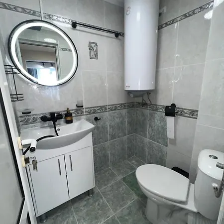 아파트 With Parking For Normal To Middle Sized Cars *