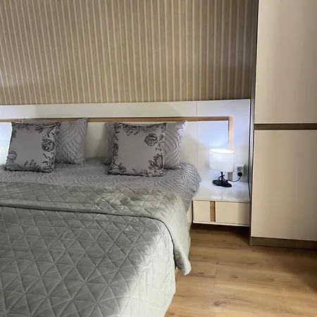 With Parking For Normal To Middle Sized Cars 아파트 바르나