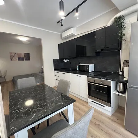 아파트 With Parking For Normal To Middle Sized Cars 바르나