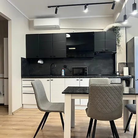 아파트 With Parking For Normal To Middle Sized Cars 바르나