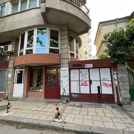 아파트 With Parking For Normal To Middle Sized Cars *