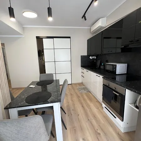 아파트 With Parking For Normal To Middle Sized Cars