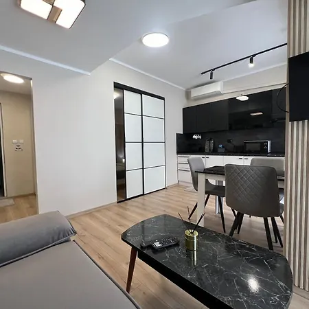 아파트 With Parking For Normal To Middle Sized Cars 바르나