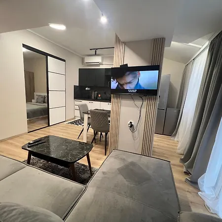 아파트 With Parking For Normal To Middle Sized Cars