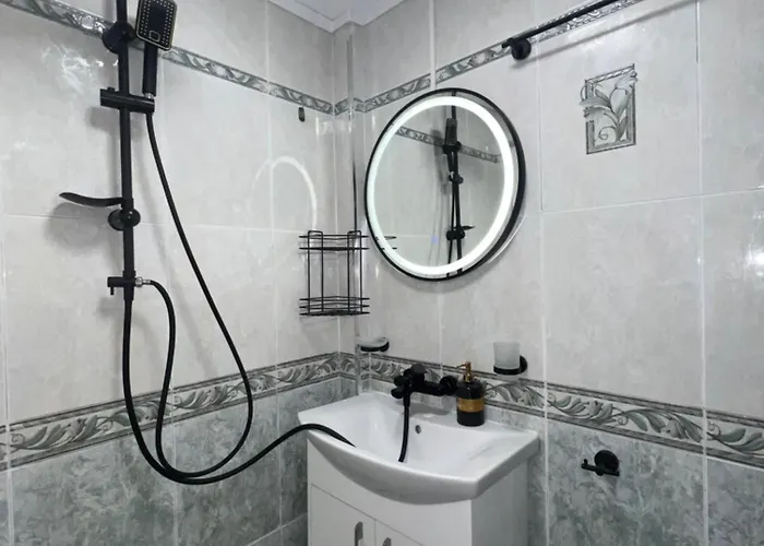 With Parking For Normal To Middle Sized Cars Lägenhet *