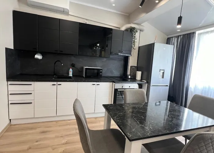 With Parking For Normal To Middle Sized Cars Lägenhet *