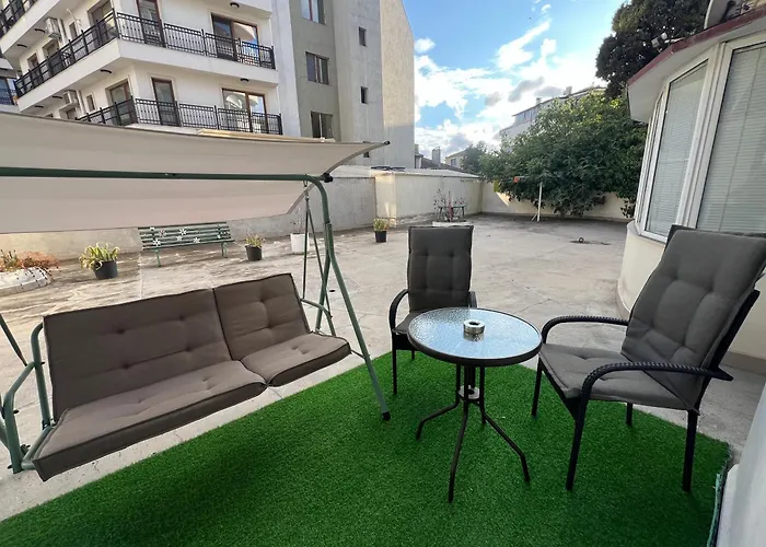 With Parking For Normal To Middle Sized Cars Lägenhet *