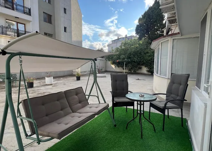 With Parking For Normal To Middle Sized Cars Lägenhet